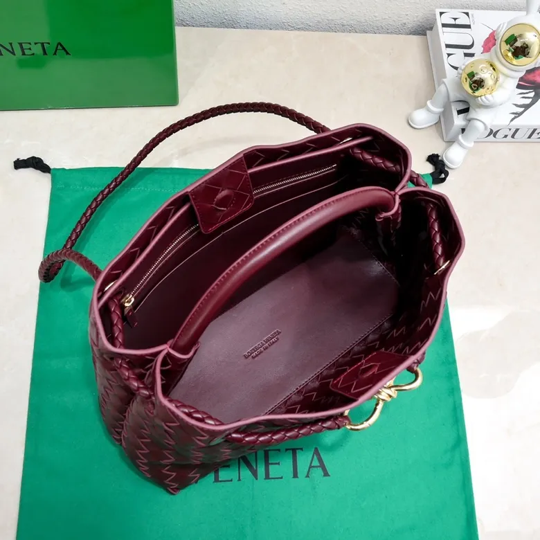 The 2023 new Andiamo batch of 2260 BV has been shipped‼ ️Really popular🔥The new Andiamo woven handbag launched by Bottega Veneta this season is really popular all over the world! ! Celebrities at home and abroad have worn it, and Oscar-winning actress Michelle Yeoh has taken it out on the street. Song Jia, Trai Yara, Yu Feihong, Sanji Ayaka, Rosie Hunting-Whiteley, Yoshioka Riho, etc. have all picked up this bag. It is classic and versatile, showing off its temperament, and the bag capacity is also large, which is very convenient for daily commuting! ! A variety of carrying methods, the shoulder straps can be adjusted by yourself, the original lambskin feels soft and delicate, and the unisex style breaks gender boundaries and brings a more practical and longer-lasting use experience. Andiamo, which has both elegant and casual styles, perfectly interprets the true appearance of "fashionable old money style". Style number: 8463 Size: 32*24*12